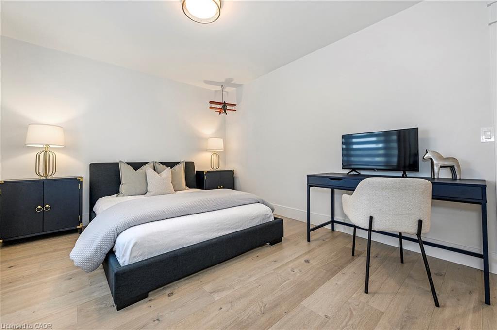 2560 2 Side Road, Burlington, ON - Indoor Photo Showing Bedroom
