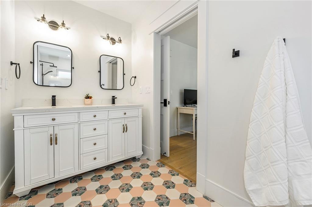 2560 2 Side Road, Burlington, ON - Indoor Photo Showing Bathroom