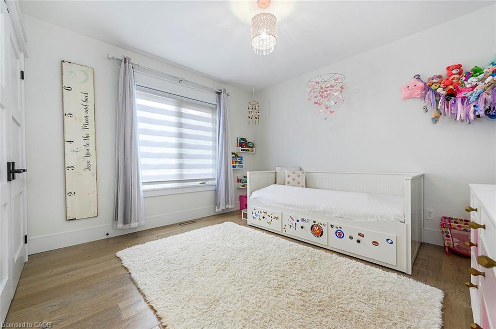 2560 2 Side Road, Burlington, ON - Indoor Photo Showing Bedroom