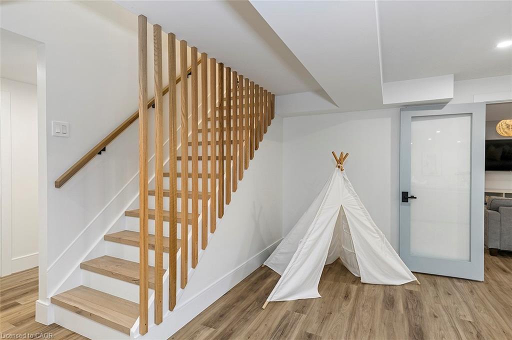 2560 2 Side Road, Burlington, ON - Indoor Photo Showing Other Room