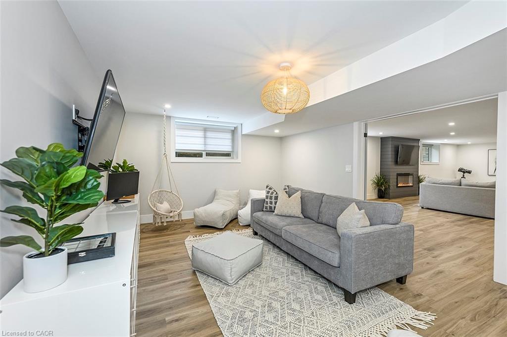 2560 2 Side Road, Burlington, ON - Indoor Photo Showing Living Room