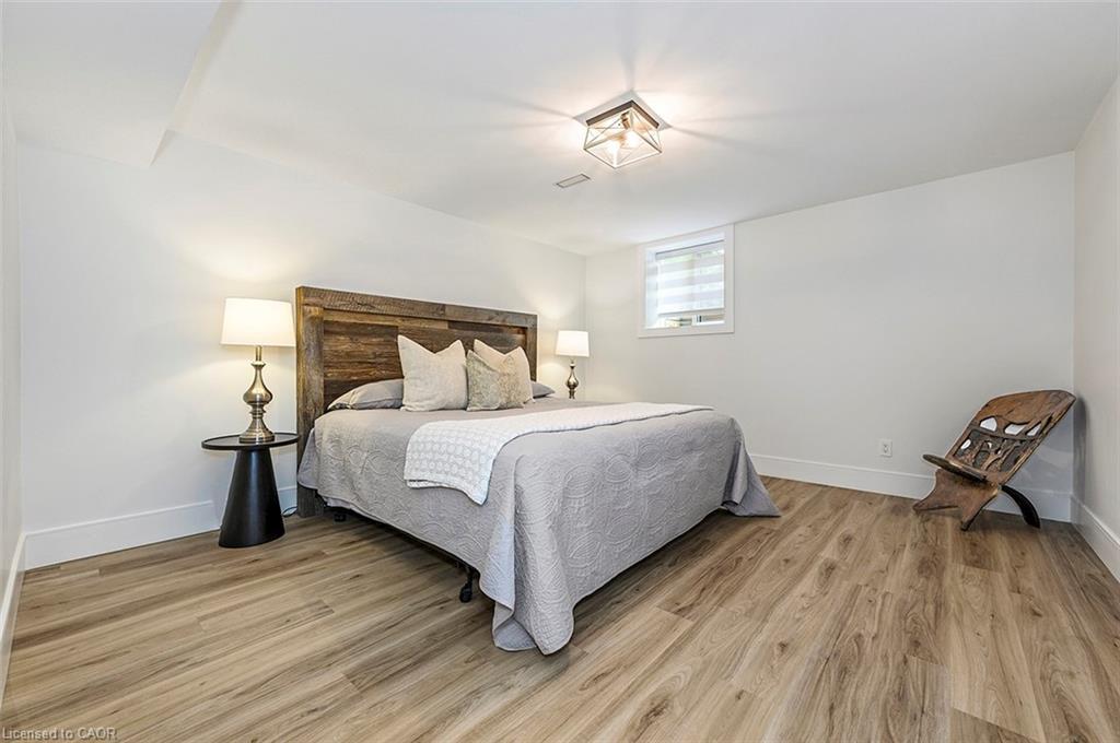 2560 2 Side Road, Burlington, ON - Indoor Photo Showing Bedroom
