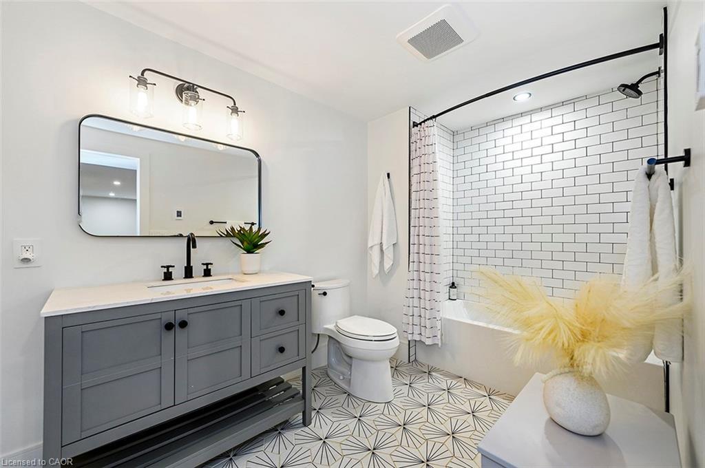 2560 2 Side Road, Burlington, ON - Indoor Photo Showing Bathroom