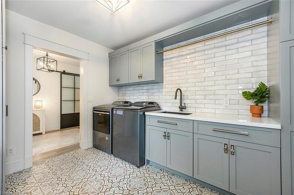 2560 2 Side Road, Burlington, ON - Indoor Photo Showing Kitchen
