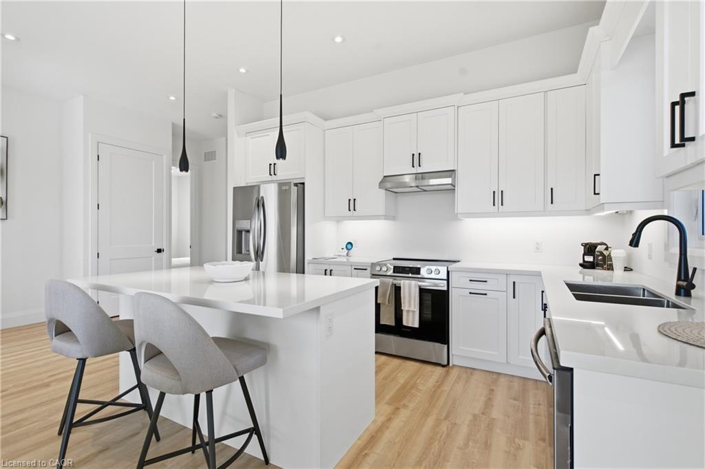 174 Pike Creek Drive, Cayuga, ON - Indoor Photo Showing Kitchen With Double Sink With Upgraded Kitchen