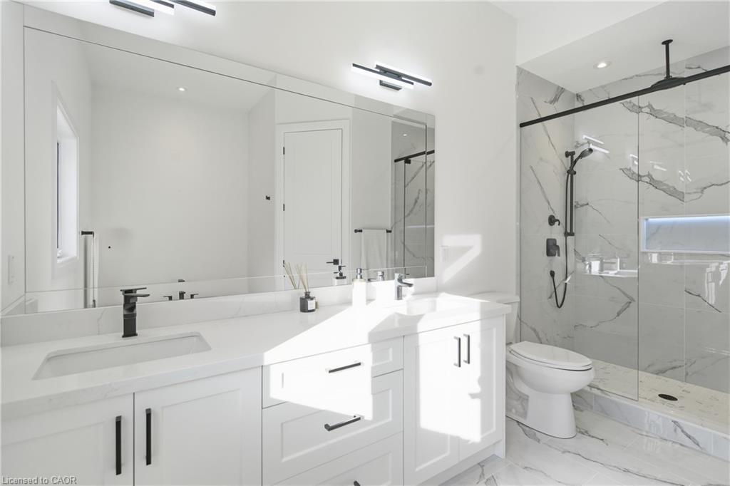 174 Pike Creek Drive, Cayuga, ON - Indoor Photo Showing Bathroom