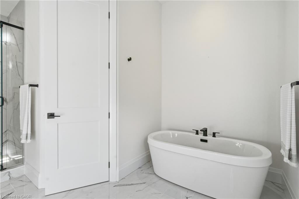 174 Pike Creek Drive, Cayuga, ON - Indoor Photo Showing Bathroom