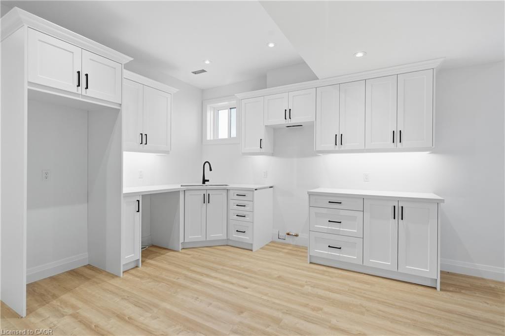 174 Pike Creek Drive, Cayuga, ON - Indoor Photo Showing Kitchen