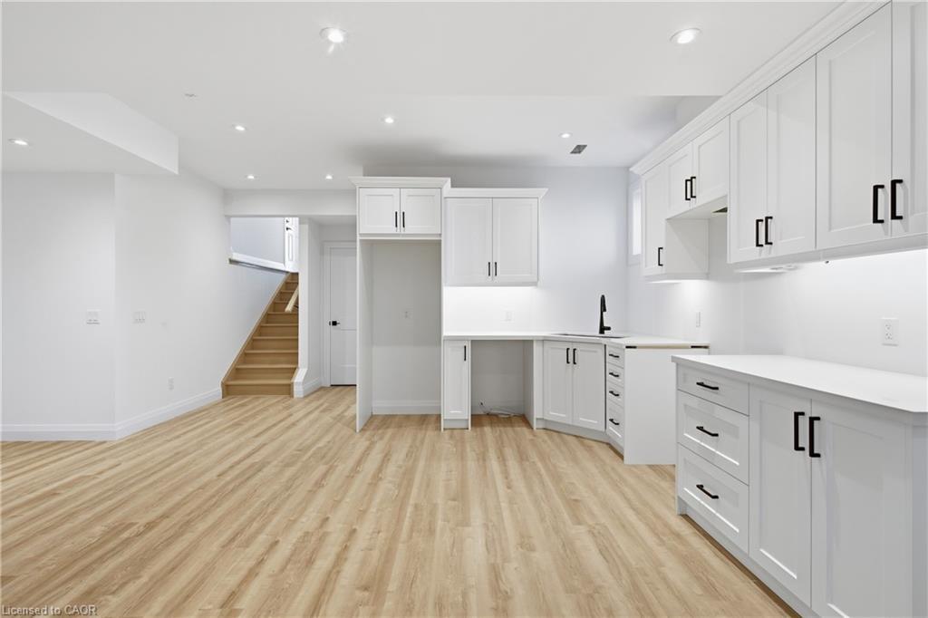 174 Pike Creek Drive, Cayuga, ON - Indoor Photo Showing Kitchen With Upgraded Kitchen