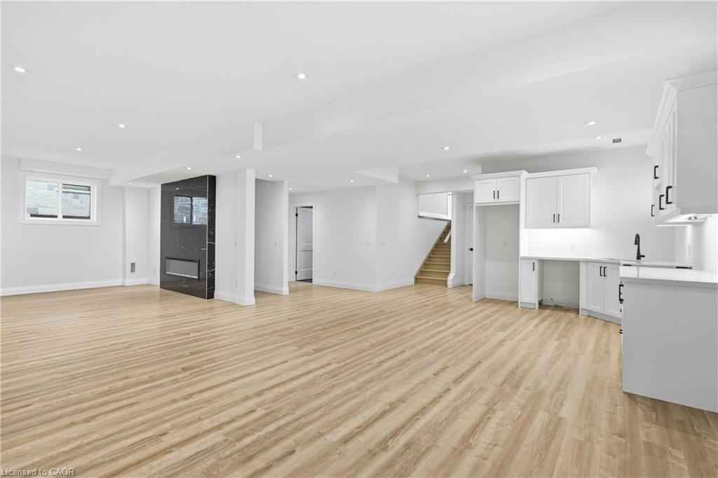 174 Pike Creek Drive, Cayuga, ON - Indoor Photo Showing Kitchen