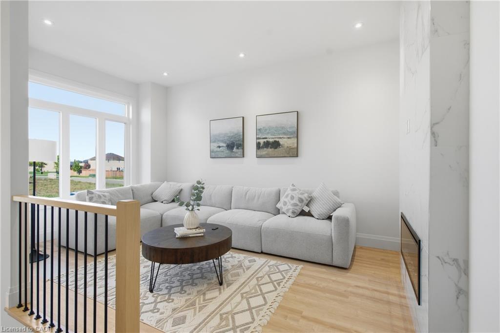 174 Pike Creek Drive, Cayuga, ON - Indoor Photo Showing Living Room