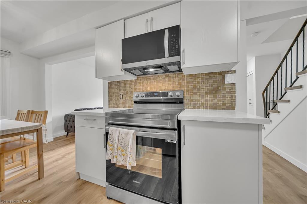 11-78 Borden Parkway, Kitchener, ON - Indoor Photo Showing Kitchen
