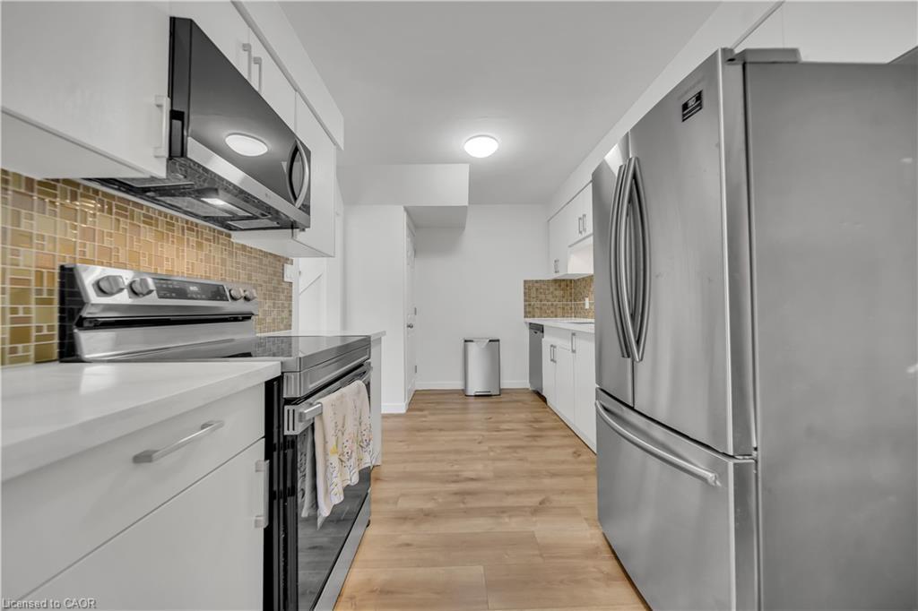 11-78 Borden Parkway, Kitchener, ON - Indoor Photo Showing Kitchen