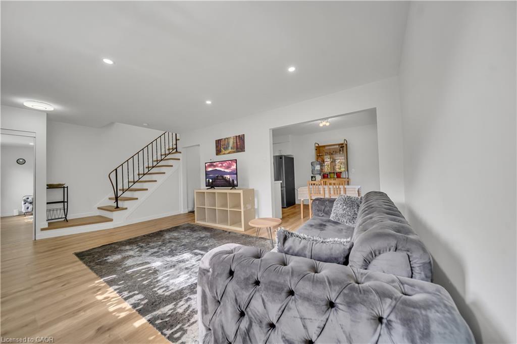11-78 Borden Parkway, Kitchener, ON - Indoor Photo Showing Living Room