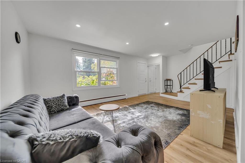 11-78 Borden Parkway, Kitchener, ON - Indoor Photo Showing Living Room