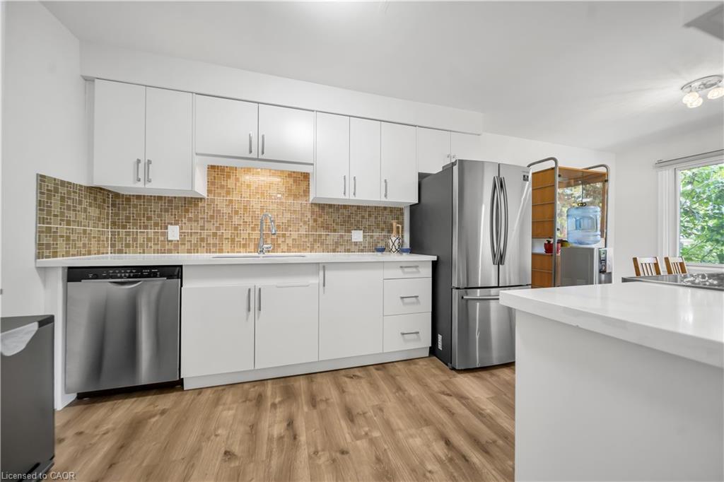 11-78 Borden Parkway, Kitchener, ON - Indoor Photo Showing Kitchen