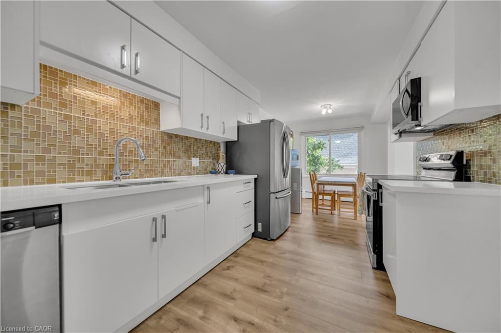 11-78 Borden Parkway, Kitchener, ON - Indoor Photo Showing Kitchen
