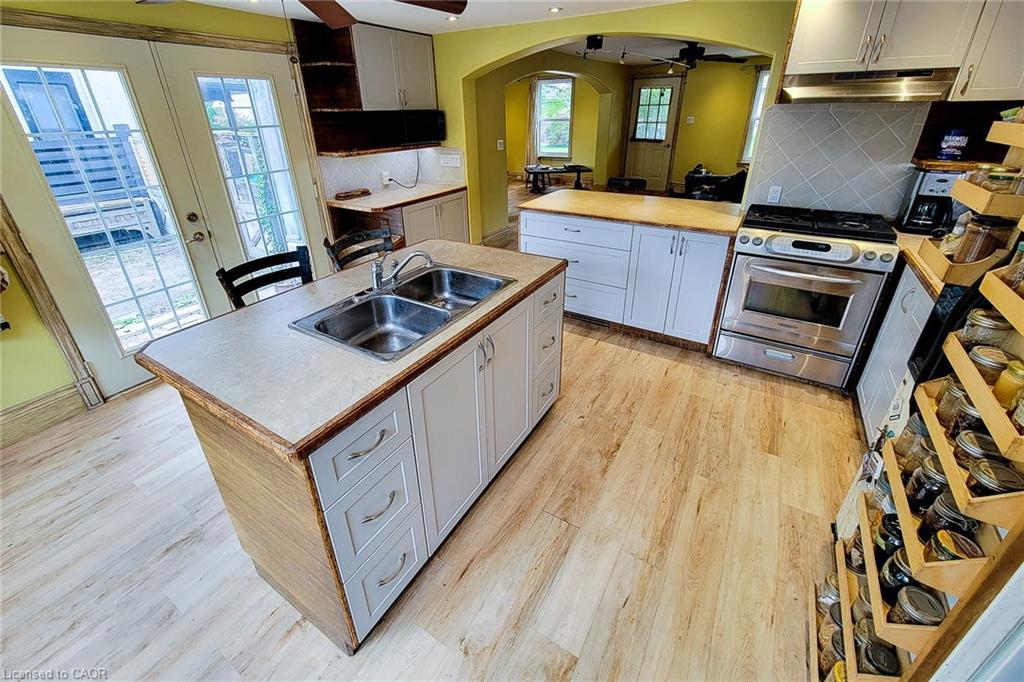 16 Welland Street S, Thorold, ON - Indoor Photo Showing Kitchen With Double Sink