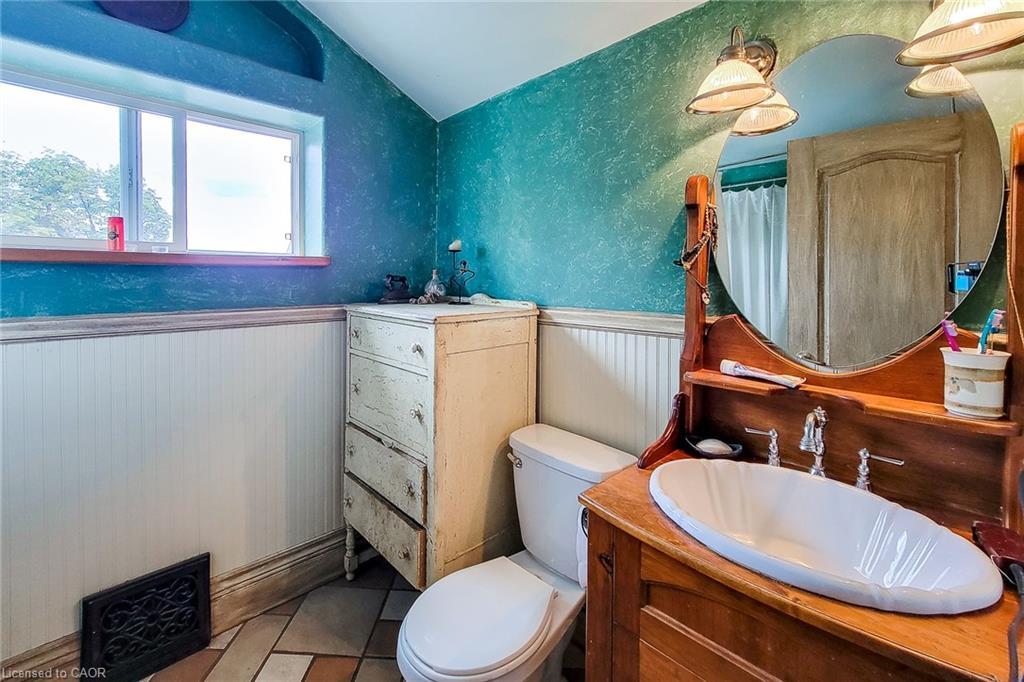 16 Welland Street S, Thorold, ON - Indoor Photo Showing Bathroom