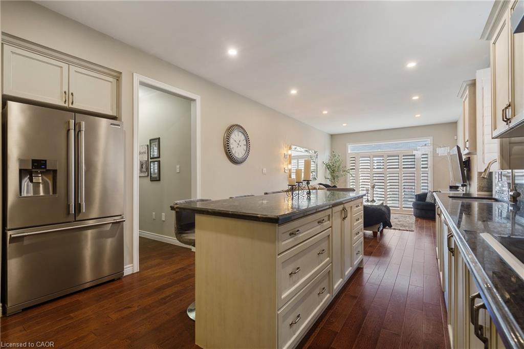 21 Shade Forest Trail, Hamilton, ON - Indoor Photo Showing Kitchen With Upgraded Kitchen