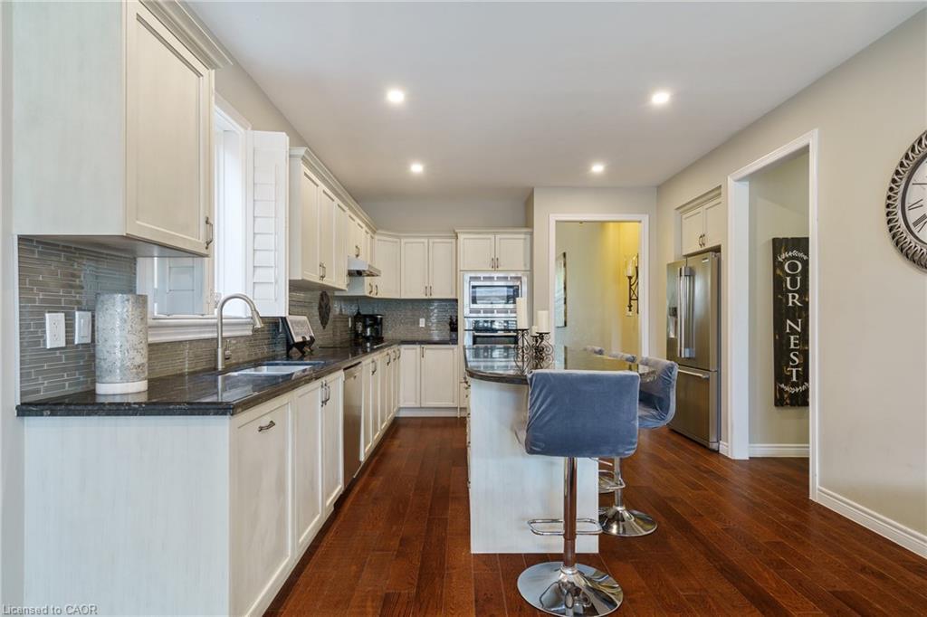 21 Shade Forest Trail, Hamilton, ON - Indoor Photo Showing Kitchen