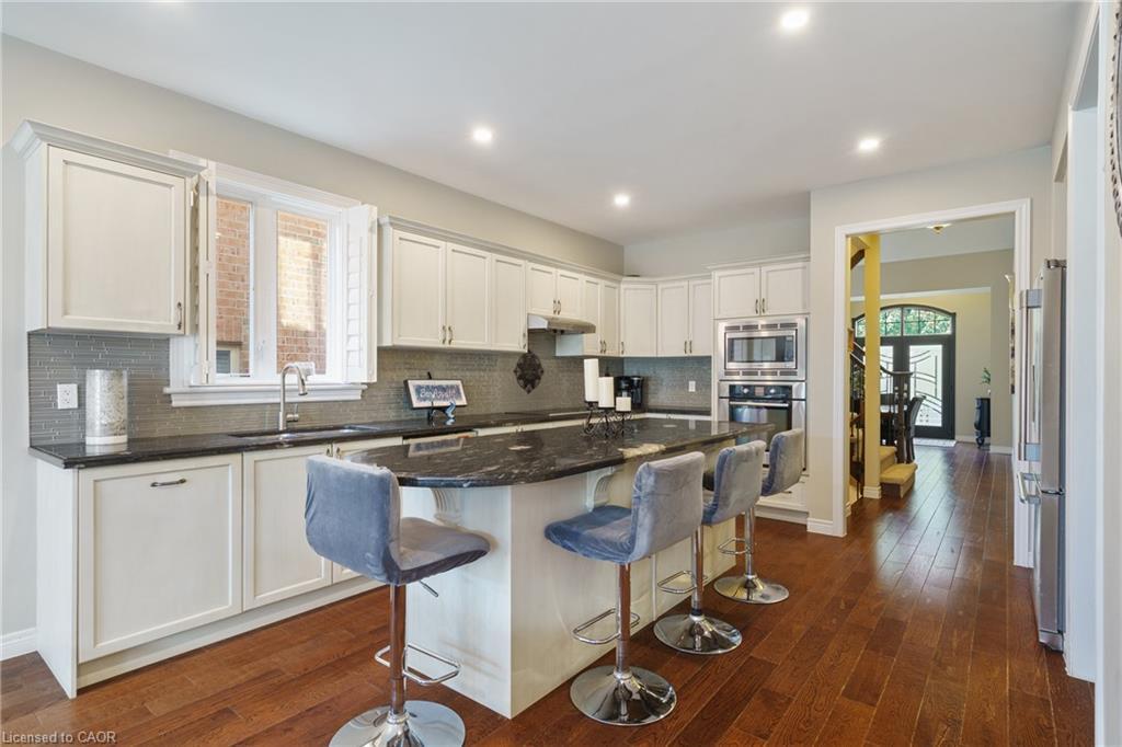 21 Shade Forest Trail, Hamilton, ON - Indoor Photo Showing Kitchen