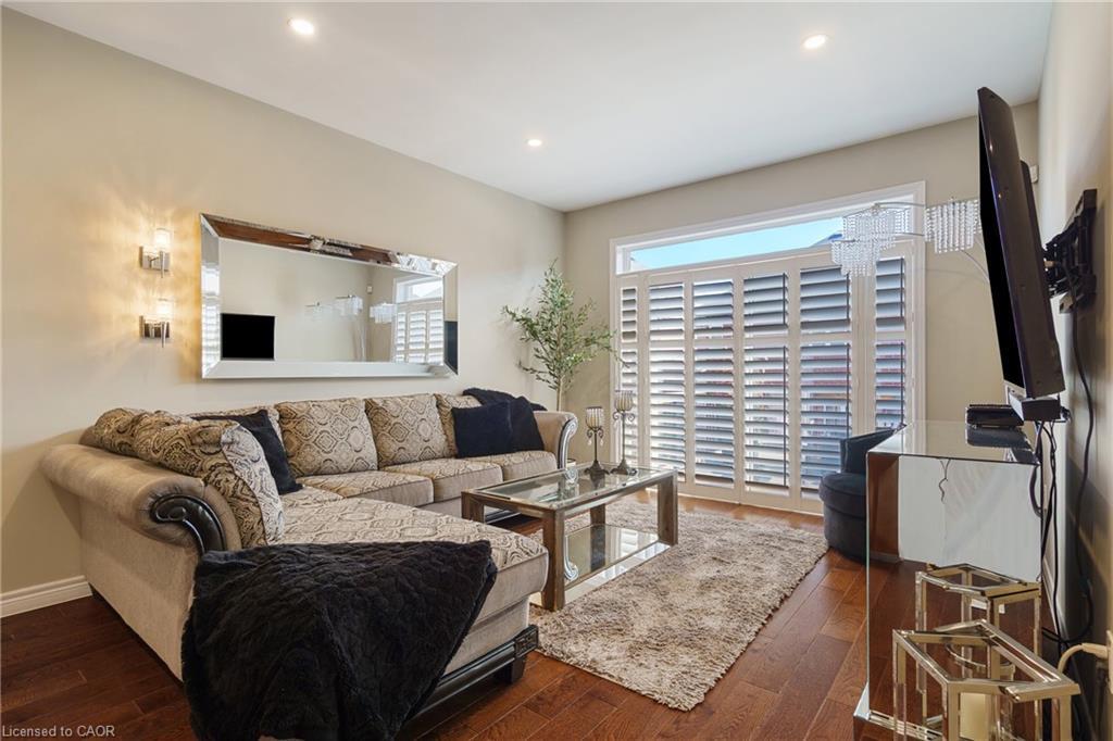 21 Shade Forest Trail, Hamilton, ON - Indoor Photo Showing Living Room