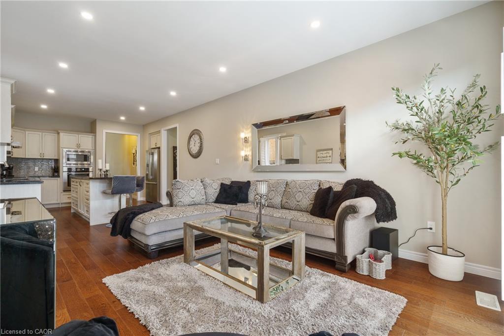 21 Shade Forest Trail, Hamilton, ON - Indoor Photo Showing Living Room