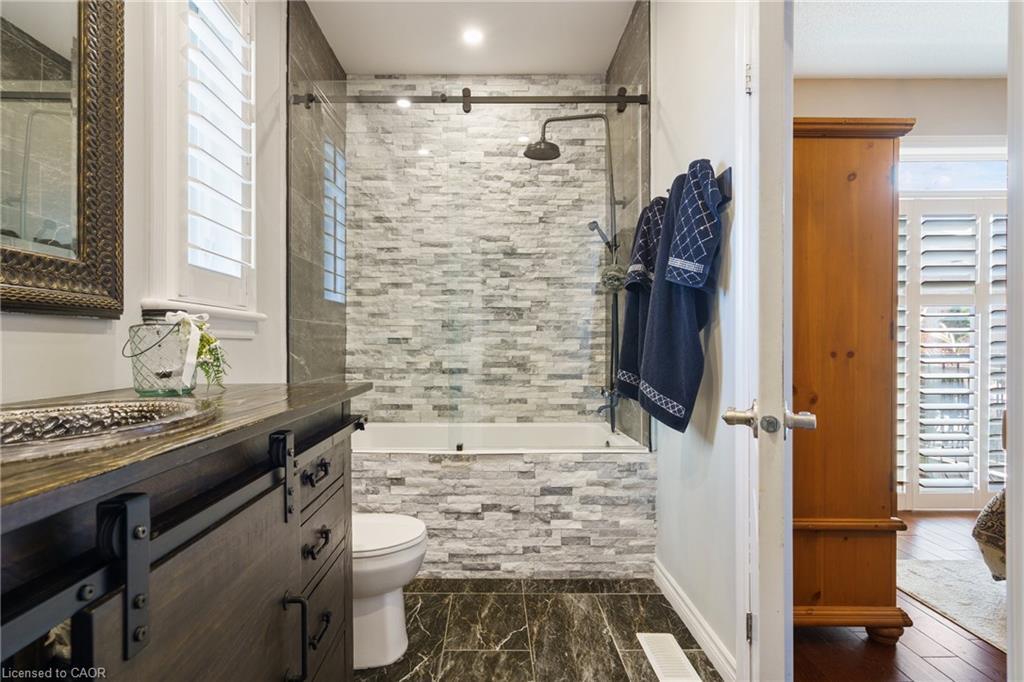21 Shade Forest Trail, Hamilton, ON - Indoor Photo Showing Bathroom