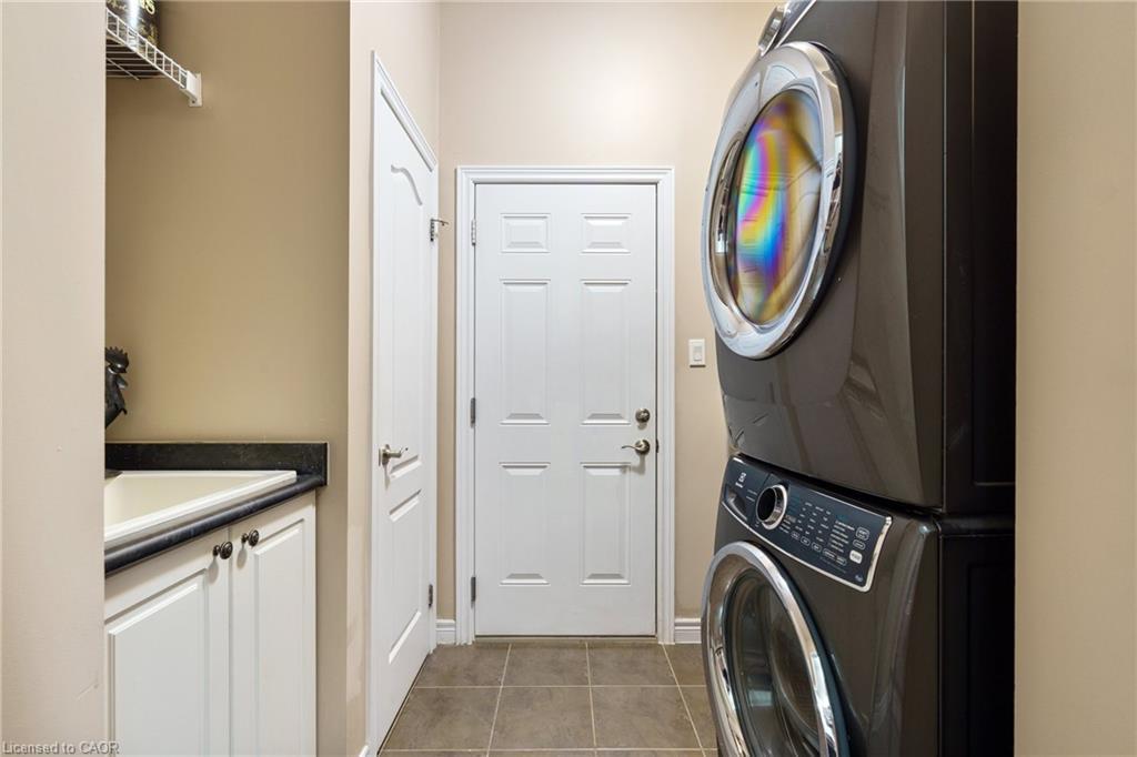 21 Shade Forest Trail, Hamilton, ON - Indoor Photo Showing Laundry Room