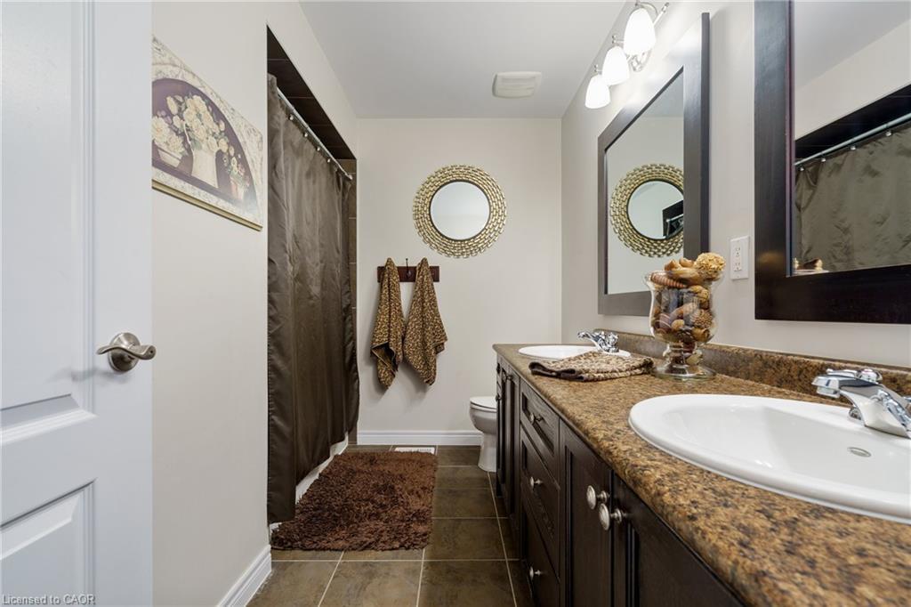 21 Shade Forest Trail, Hamilton, ON - Indoor Photo Showing Bathroom