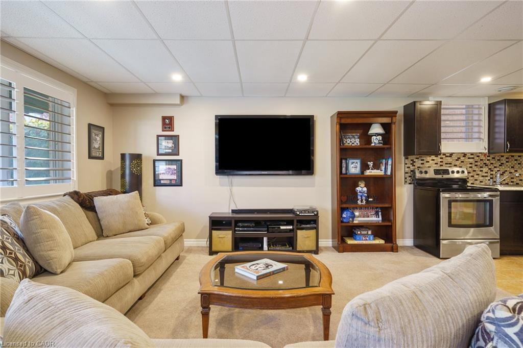 21 Shade Forest Trail, Hamilton, ON - Indoor Photo Showing Other Room