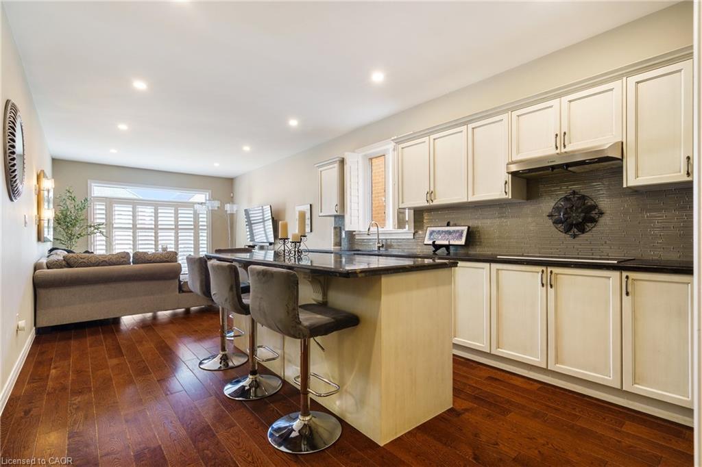 21 Shade Forest Trail, Hamilton, ON - Indoor Photo Showing Kitchen With Upgraded Kitchen