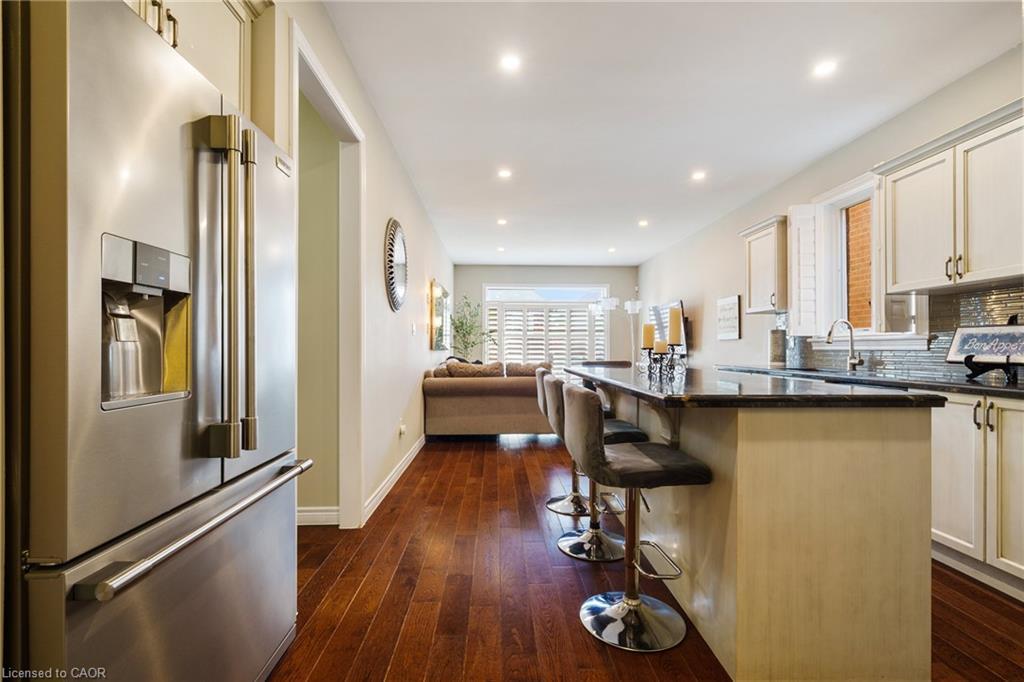 21 Shade Forest Trail, Hamilton, ON - Indoor Photo Showing Kitchen With Upgraded Kitchen