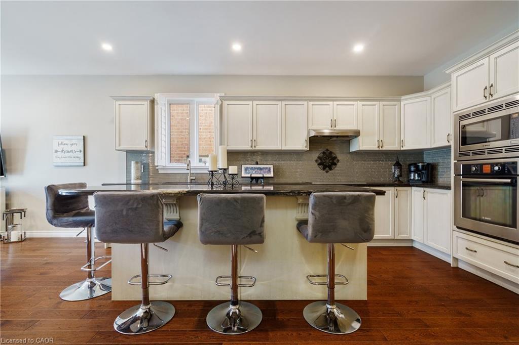 21 Shade Forest Trail, Hamilton, ON - Indoor Photo Showing Kitchen With Upgraded Kitchen