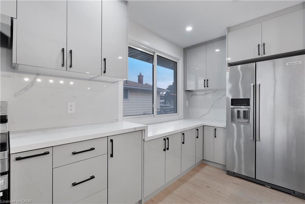 210 Mackan Street, Thorold, ON - Indoor Photo Showing Kitchen
