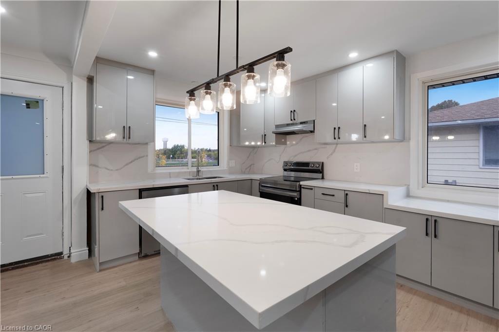 210 Mackan Street, Thorold, ON - Indoor Photo Showing Kitchen With Upgraded Kitchen