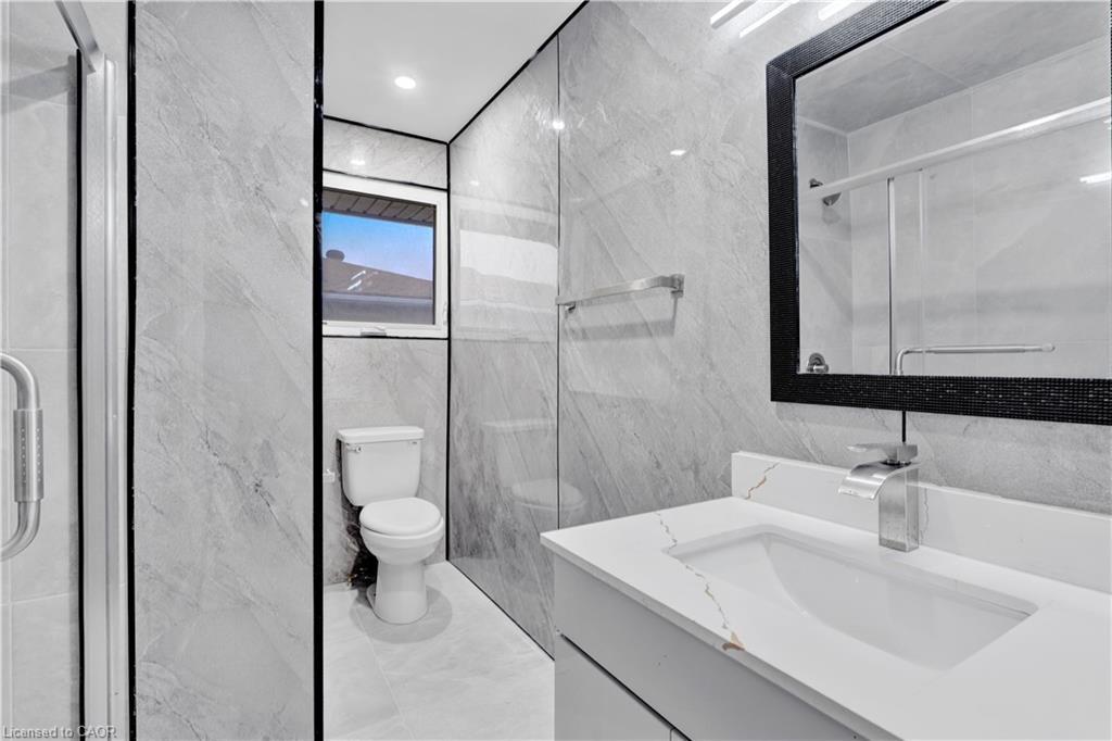 210 Mackan Street, Thorold, ON - Indoor Photo Showing Bathroom