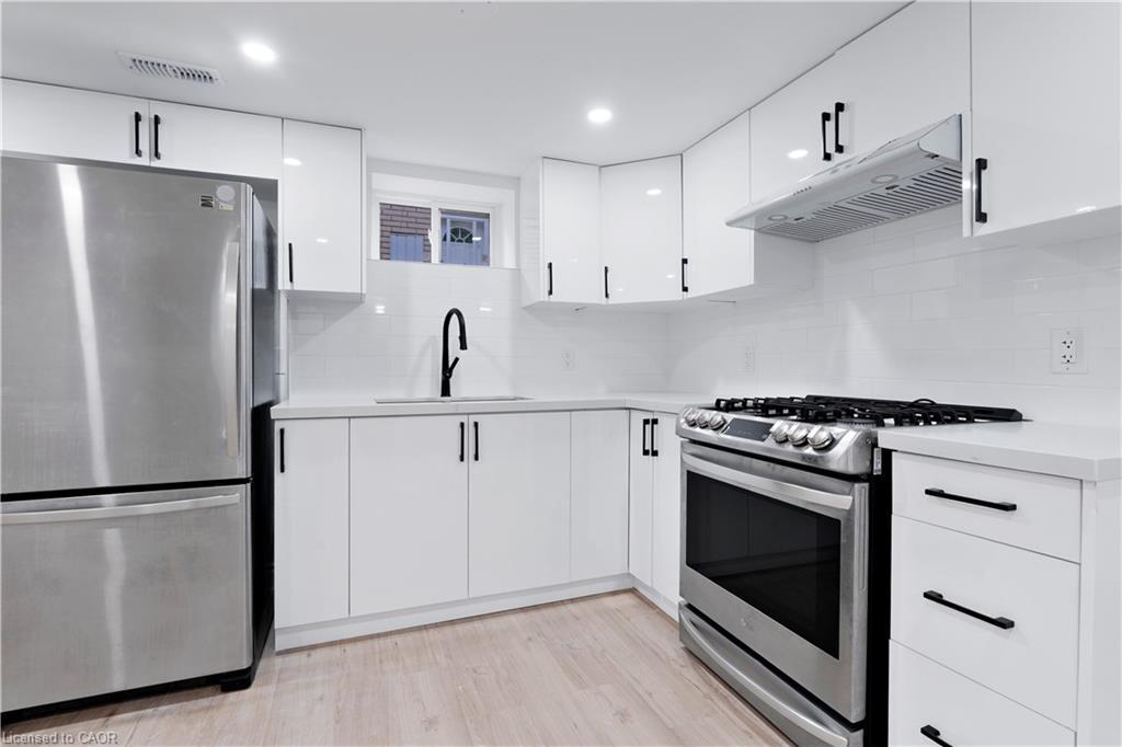 210 Mackan Street, Thorold, ON - Indoor Photo Showing Kitchen With Upgraded Kitchen
