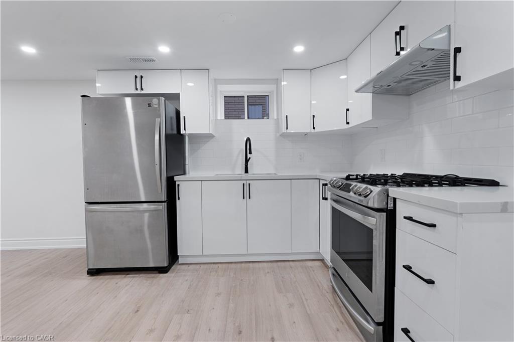 210 Mackan Street, Thorold, ON - Indoor Photo Showing Kitchen With Upgraded Kitchen