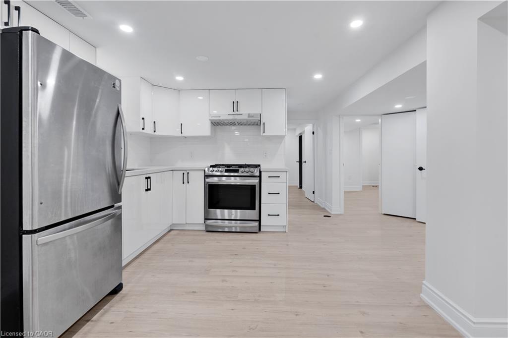 210 Mackan Street, Thorold, ON - Indoor Photo Showing Kitchen With Upgraded Kitchen