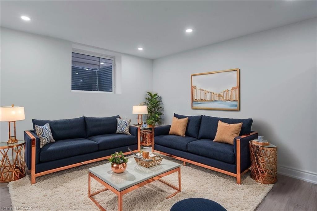 210 Mackan Street, Thorold, ON - Indoor Photo Showing Living Room