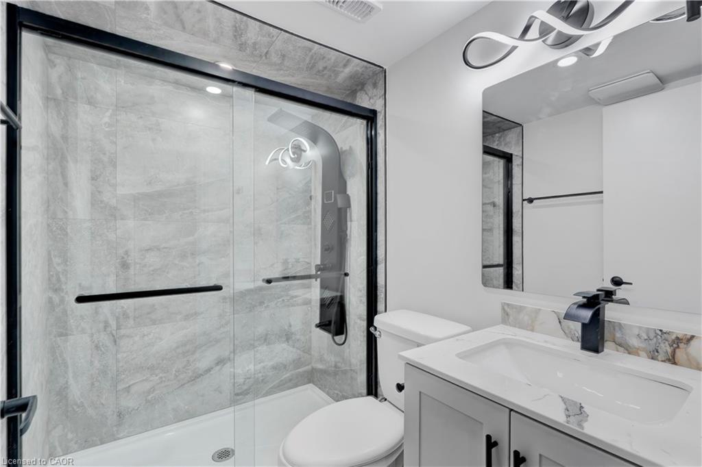 210 Mackan Street, Thorold, ON - Indoor Photo Showing Bathroom