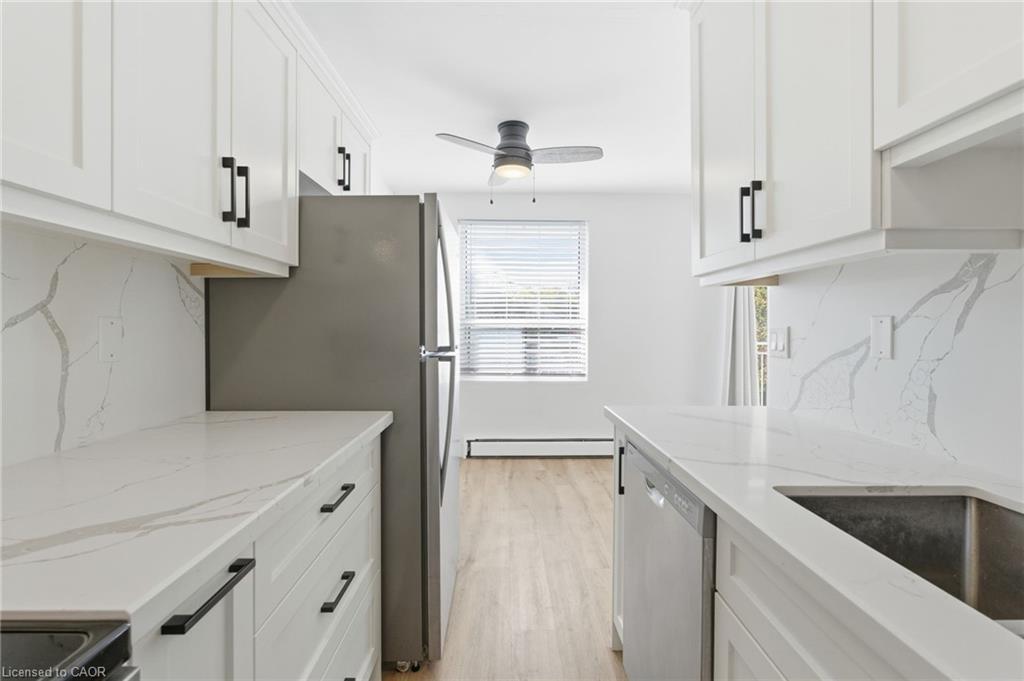 22-2322 King Street E, Hamilton, ON - Indoor Photo Showing Kitchen