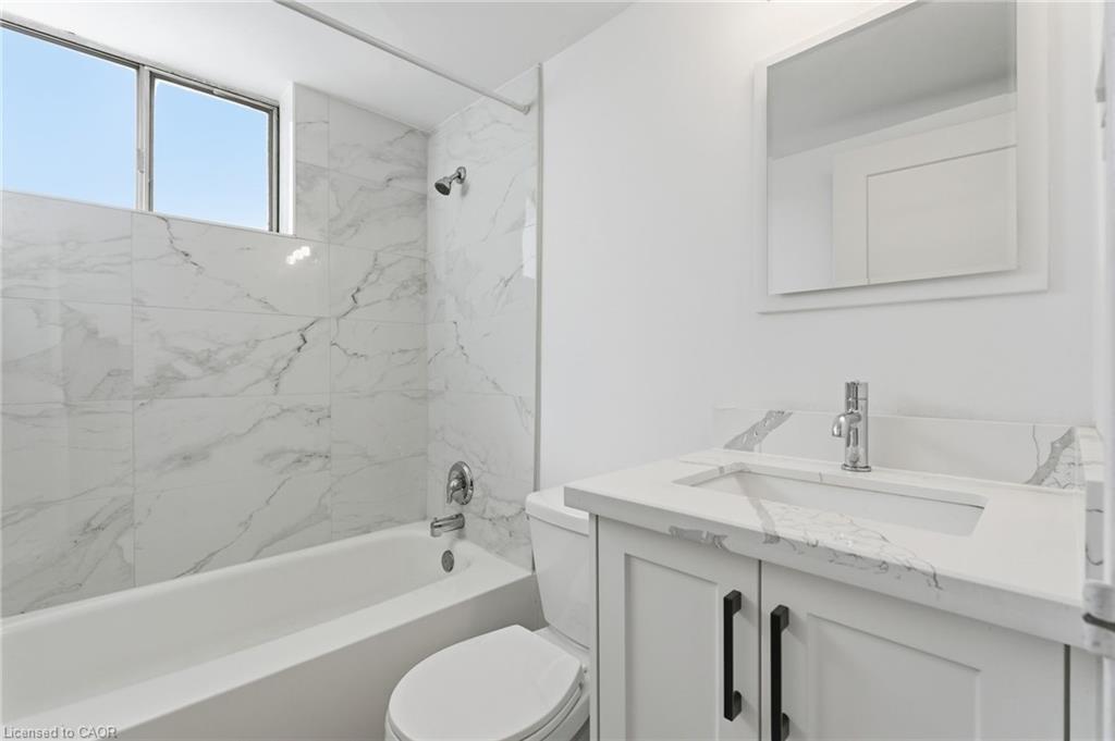 22-2322 King Street E, Hamilton, ON - Indoor Photo Showing Bathroom