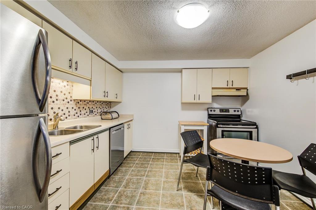 811-55 Green Valley Drive, Kitchener, ON - Indoor Photo Showing Kitchen With Double Sink