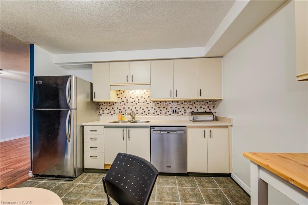 811-55 Green Valley Drive, Kitchener, ON - Indoor Photo Showing Kitchen With Double Sink