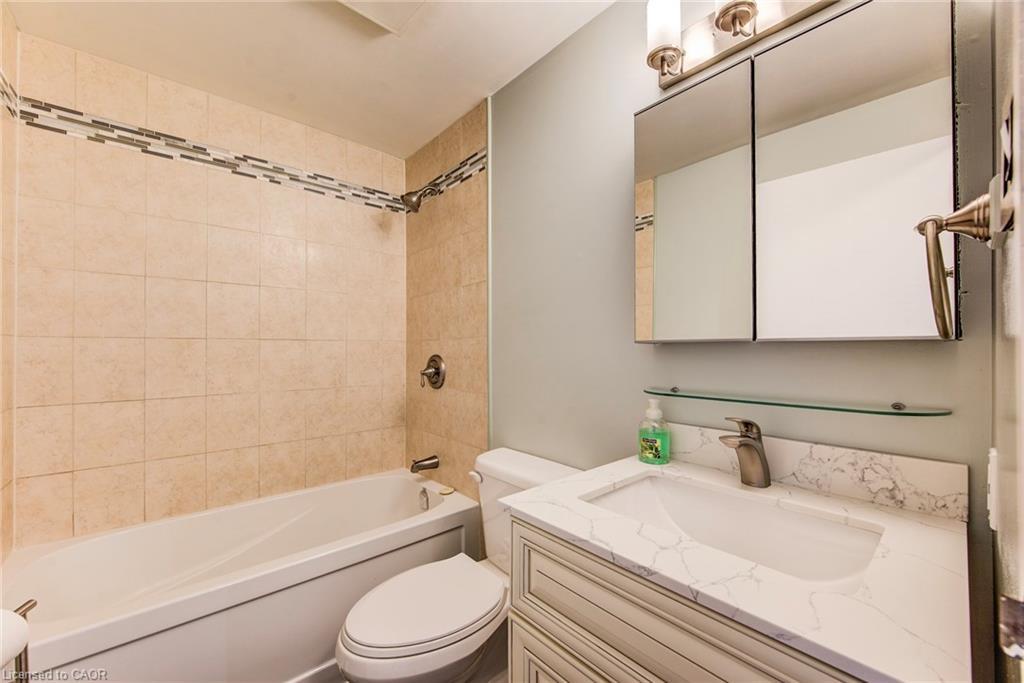 811-55 Green Valley Drive, Kitchener, ON - Indoor Photo Showing Bathroom