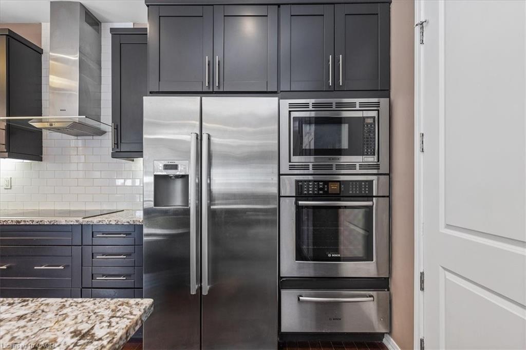 304 Falling Green Crescent, Kitchener, ON - Indoor Photo Showing Kitchen With Upgraded Kitchen