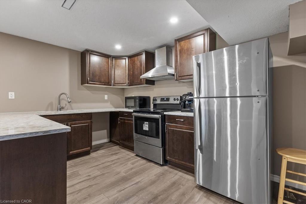 304 Falling Green Crescent, Kitchener, ON - Indoor Photo Showing Kitchen